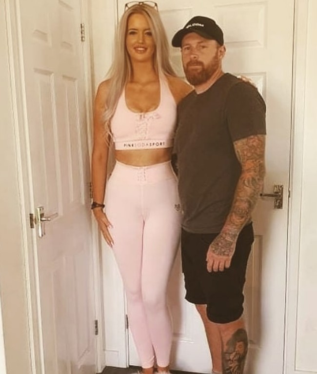 Ibu tiga orang anak ini pun memiliki suami yang tingginya di bawahnya. Sang suami lebih pendek 10 cm. Foto: Instagram