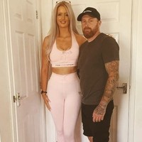 Ibu tiga orang anak ini pun memiliki suami yang tingginya di bawahnya. Sang suami lebih pendek 10 cm. Foto: Instagram