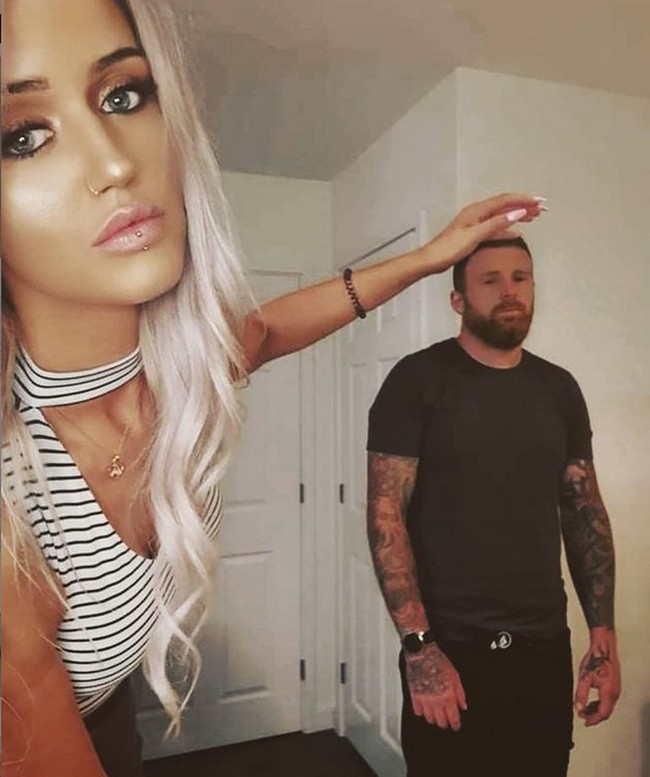 Meski ada perbedaan tinggi, namun ukuran badan tidaklah jadi masalah. Seperti dikutip dari Daily Mail, sang suami mengaku justru mencintai keunikan Lizzy. Foto: Instagram