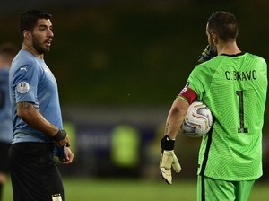 Ini Aksi Konyol Luis Suarez Buang-buang Waktu, Ngeselin Gak?