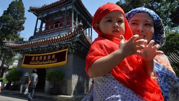 Masjid Niujie mampu menampung seribu orang dam merupakan pusat komunitas umat Islam di Beijing, yang jumlahnya mencapai 250 ribu jiwa. (AFP) Masjid Niujie mampu menampung seribu orang dam merupakan pusat komunitas umat Islam di Beijing, yang jumlahnya mencapai 250 ribu jiwa. (AFP)
