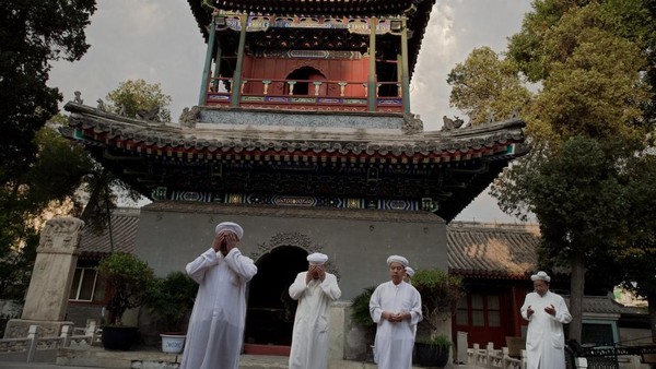 Masjid ini memiliki arsitektur perpaduan kultur China kuno dan Islam. Masjid ini didominasi warna merah. (AFP) Masjid ini memiliki arsitektur perpaduan kultur China kuno dan Islam. Masjid ini didominasi warna merah. (AFP)