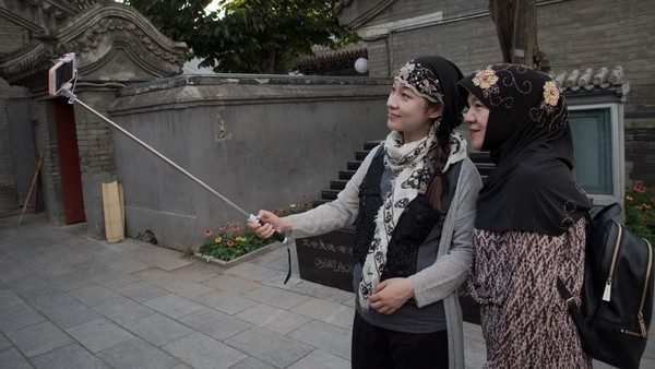 Nama Niujie mengacu pada banyaknya restoran halal di kawasan masjid yang menjual daging sapi. Niujie artinya jalan sapi yang secara administratif berada di Distrik Xuanwu, Kota Beijing. (AFP) Nama Niujie mengacu pada banyaknya restoran halal di kawasan masjid yang menjual daging sapi. Niujie artinya jalan sapi yang secara administratif berada di Distrik Xuanwu, Kota Beijing. (AFP)
