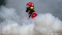 Oleh karena itu, fogging pun dilakukan sebagai salah satu upaya pencegahan meningkatnya kasus demam berdarah di kawasan Bekasi.