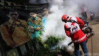 Satu per satu area di kawasan permukiman warga menjadi sasaran fogging petugas PMI.