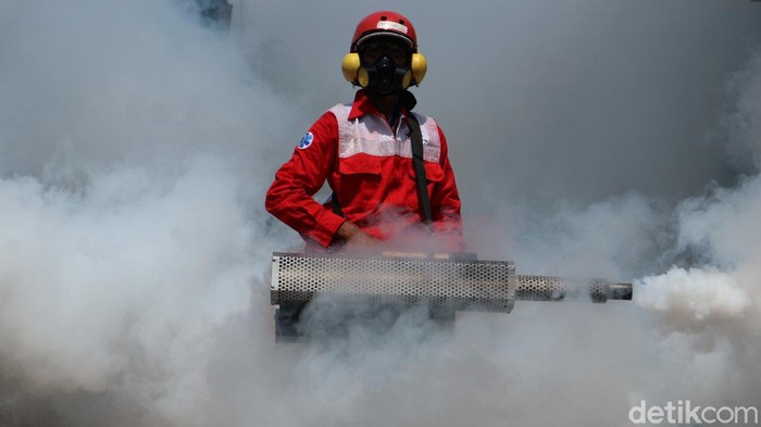 Petugas PMI melakukan fogging di area perumahan warga di kawasan Kota Bekasi. Fogging dilakukan sebagai upaya pencegahan demam berdarah.