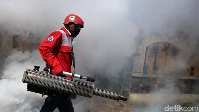 Melihat Pencegahan Demam Berdarah di Kala Pandemi Petugas PMI melakukan fogging di area perumahan warga di kawasan Kota Bekasi. Fogging dilakukan sebagai upaya pencegahan demam berdarah.