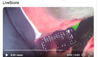 Pemain Denmark mengakses Livescore untuk memastikan Finlandia kalah dan mereka lolos. Foto: Twitter