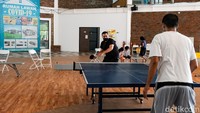 Di salah satu ruangan aula, terdapat fasilitas olahraga untuk para penghuni. Tampak beberapa pasien tengah bermain bulutangkis dan tenis meja untuk meningkatkan imunitas.