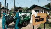 Petugas membersihkan ruangan dan halaman Rumah Lawan COVID ini setiap harinya.