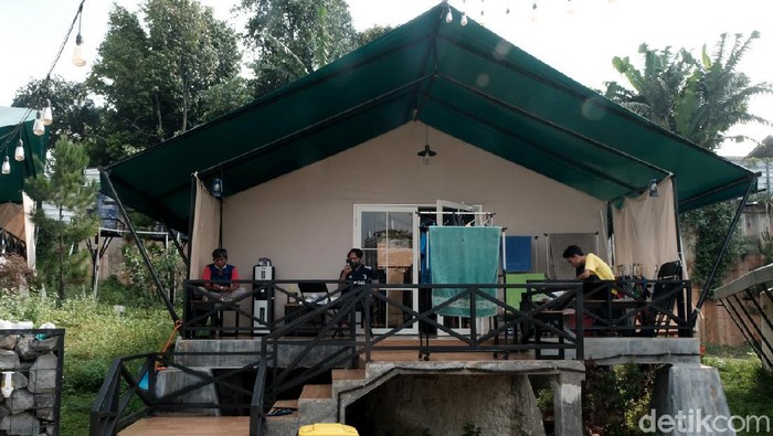 Rumah Lawan COVID Tangsel yang berkonsep glamping kini menampung pasien COVID-19 bergejala ringan. Ada 231 pasien yang menghuni Glamping Rumah Lawan COVID Tangsel.