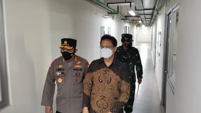Menkes, Panglima TNI, dan Kapolri mengecek tempat isolasi di Rusun Nagrek, Jakarta Utara.