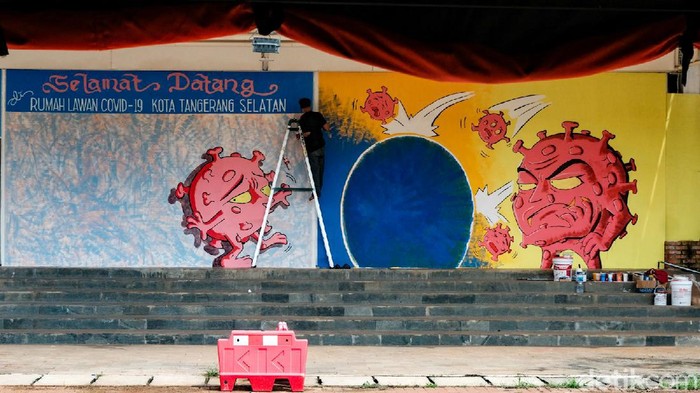 Salah satu sudut di Rumah Lawan COVID Tangsel dilukis mural berbentuk virus Corona. Mural ini ditargetkan rampung dalam waktu dekat.
