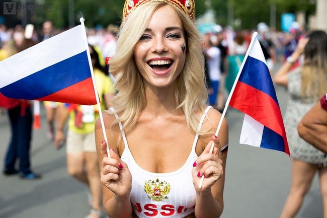 Natalya Nemchinova pernah mendadak terkenal ketika tertangkap menonton Piala Dunia 2018. Ia menyaksikan negaranya, Rusia, berlaga ketika kamera menyorot wajah cantiknya. Wanita itu pun disebut sebagai suporter Rusia paling seksi.Foto: (Instagram)