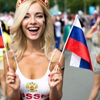 Natalya Nemchinova pernah mendadak terkenal ketika tertangkap menonton Piala Dunia 2018. Ia menyaksikan negaranya, Rusia, berlaga ketika kamera menyorot wajah cantiknya. Wanita itu pun disebut sebagai suporter Rusia paling seksi.Foto: (Instagram)