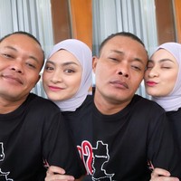 Selanjutnya ada Nathalie Holscher dan Sule. Menikah pada 15 November 2020, Sule memberikan mahar kepada Nathalie berupa seperangkat alat salat, uang sebesar Rp 200 juta, serta 70 gram emas. Walau sempat diterpa isu miring, namun pernikahan keduanya pun masih bertahan hingga saat ini. Foto: Instagram: @nathalieholscher