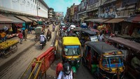 Uttar Pradesh yang merupakan negara bagian terpadat di India kini melonggarkan pembatasan setelah melihat penurunan kasus COVID-19 yang stabil.  
