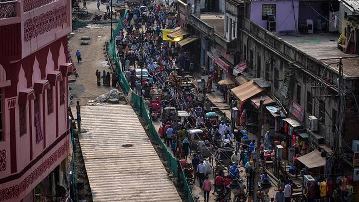 VARANASI, INDIA - JUNE 21: Hindu devotees gather to attend evening prayers as Uttar Pradesh, India's most populous state, re-opens on June 21, 2021 at the Dashashwmedh Ghat, along the banks of the Ganges river, in Varanasi, India. India has seen a steady fall in its Covid-19 infection numbers over the last three weeks, after a devastating May. Many states and cities have made tentative steps towards re-opening fully, though the number of people vaccinated as a share of the overall population remains in the single digits and experts raise concerns that re-opening too quickly could once again risk recent gains made in fighting the coronavirus. (Photo by Ritesh Shukla/Getty Images)