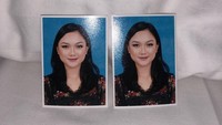 Senyum manis Marion Jola di pas foto berlatar biru. Foto: Instagram
