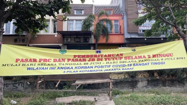 Pasar JB Cengkareng Timur ditutup karena berada di zona merah Corona.