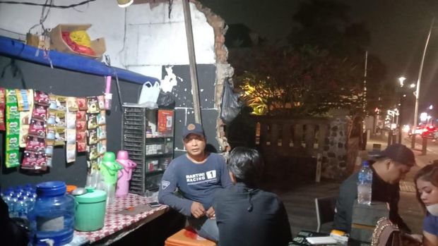 Pedagang ikut terpengaruh dengan pembatasan mobilitas masyarakat di Jakarta Selatan
