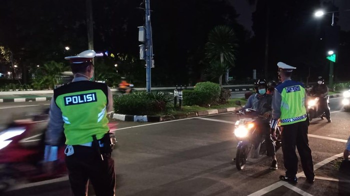 Pembatasan di Jl Asia Afrika, Jakarta Selatan, Selasa (22/6/2021),