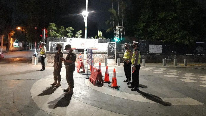 Pembatasan Mobilitas Masyarakat di Kemang, Jakarta Selatan