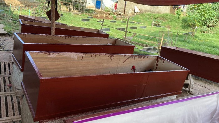 Perajin peti mati di TPU Pondok Kelapa, Jakarta Timur