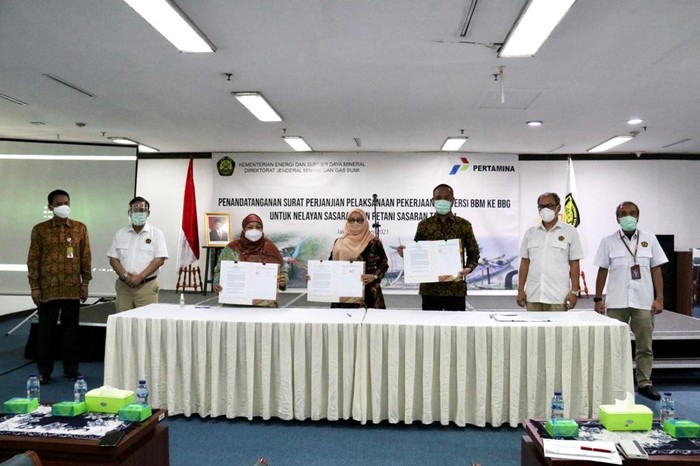 Perjanjian Pelaksanaan Pekerjaan Konversi BBM ke BBG untuk Nelayan dan Petani
