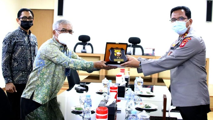 Direktur Distribution and Retail Funding Bank BTN, Jasmin melakukan tukar menukar plakat bersama Kapolda Kalimantan Barat Irjend Polisi R Sigid Tri Hardjanto di kantor Polda Kalimantan Barat pada Selasa (22/6). Pada kunjungan kerja ke Polda Kalbar tersebut Bank BTN melakukan audiensi untuk terbukanya kerjasama antara Bank BTN dengan Polda Kalbar terkait jasa dan layanan perbankan yang dapat dinikmati oleh seluruh anggota Polda Kalbar. Dengan keunggulan yang dimiliki BTN sebagai mortgage bank di Indonesia, terbuka peluang perseroan untuk memberikan pelayanan kepemilikan rumah bagi anggota melalui BTN Solusi.