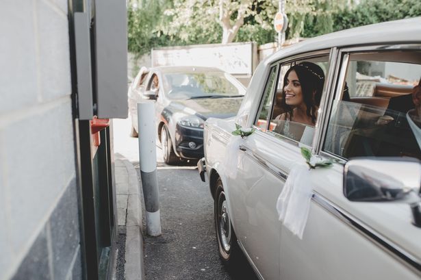 Kenang Masa Kencan Pertama, Pengantin Ini Rayakan Pernikahan di Drive Thru