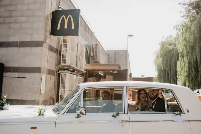 Pernikahan di Drive Thru Kenang Masa Kencan Pertama, Pengantin Ini Rayakan Pernikahan di Drive Thru