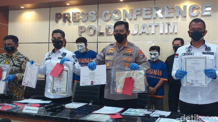 Dua pemalsu dokumen di Surabaya ditangkap polisi. Dalam tiga tahun terakhir, mereka memalsukan ijazah, KTP, KK hingga akta kematian.