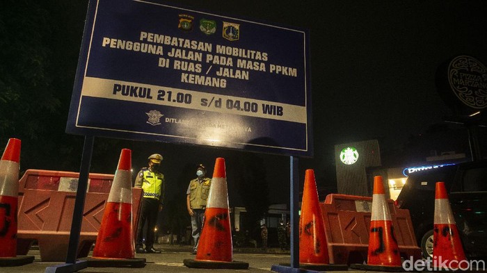Potret Pembatasan Mobilitas di Ibu Kota Jakarta Pembatasan mobilitas warga di beberapa ruas jalan Ibu Kota kembali dilakukan. Hal itu guna menekan angka kasus positif Corona yang kembali melonjak. Begini potretnya.