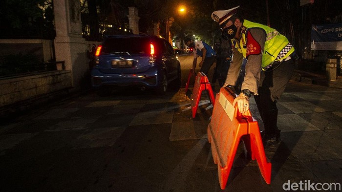 Pembatasan mobilitas warga di beberapa ruas jalan Ibu Kota kembali dilakukan. Hal itu guna menekan angka kasus positif Corona yang kembali melonjak. Begini potretnya.