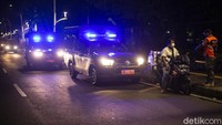 Sekitar pukul 21.50 WIB sejumlah tempat usaha di sekitar lokasi terlihat sudah tutup. Lalu lintas pun sepi tidak ada kendaraan yang melintas. Hanya tampak aparat kepolisian yang berjaga.
