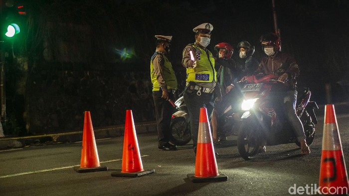 Pembatasan mobilitas warga di beberapa ruas jalan Ibu Kota kembali dilakukan. Hal itu guna menekan angka kasus positif Corona yang kembali melonjak. Begini potretnya.