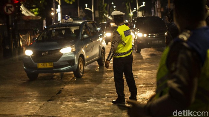 Pembatasan mobilitas warga di beberapa ruas jalan Ibu Kota kembali dilakukan. Hal itu guna menekan angka kasus positif Corona yang kembali melonjak. Begini potretnya.