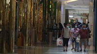 Diketahui, jam operasional pusat perbelanjaan dibatasi hingga pukul 20.00 WIB. Jumlah pengunjung pun dibatasi guna mencegah kerumunan.
