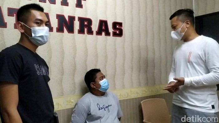 Pria Garut Ini Bacok Teman Gegara Ibunya Diacungi Golok Pria Garut Ini Bacok Teman Gegara Ibunya Diacungi Golok