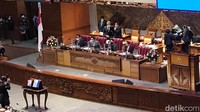 Pada 22 Juni 2021 sosok Azis terlihat dalam rapat paripurna DPR di gedung parlemen, Jakarta. Saat itu, salah satu agenda rapat paripurna adalah penyampaian Laporan Hasil Pemeriksaan atas Laporan Keuangan Pemerintah Pusat Tahun 2020 oleh BPK RI. (Foto: Eva Safitri/detikcom)
