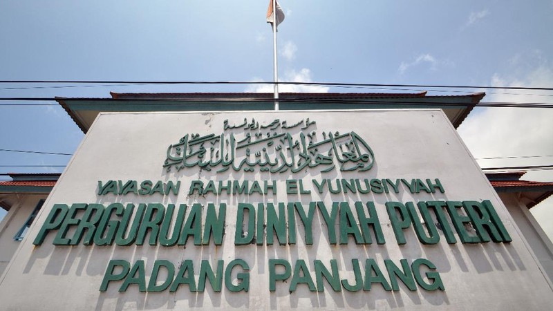 Seorang santri mengoperasikan robot Sabai menggunakan remote di kafe Arfa, Perguruan Diniyyah Putri Padangpanjang, Sumatera Barat.