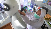 Seorang santri mengoperasikan robot Sabai menggunakan remote di kafe Arfa, Perguruan Diniyyah Putri Padangpanjang, Sumatera Barat.