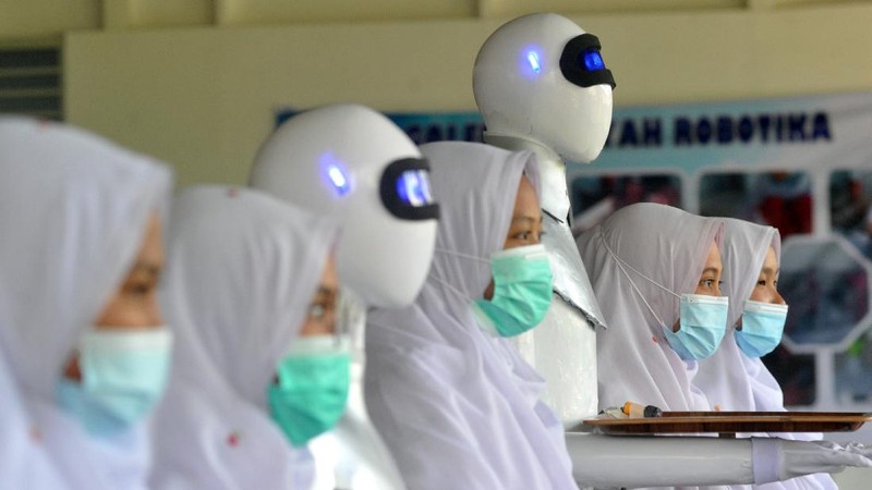 Seorang santri mengoperasikan robot Sabai menggunakan remote di kafe Arfa, Perguruan Diniyyah Putri Padangpanjang, Sumatera Barat.