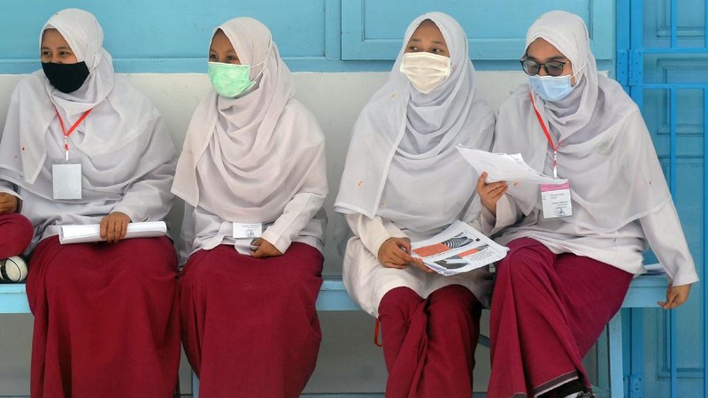 Seorang santri mengoperasikan robot Sabai menggunakan remote di kafe Arfa, Perguruan Diniyyah Putri Padangpanjang, Sumatera Barat.