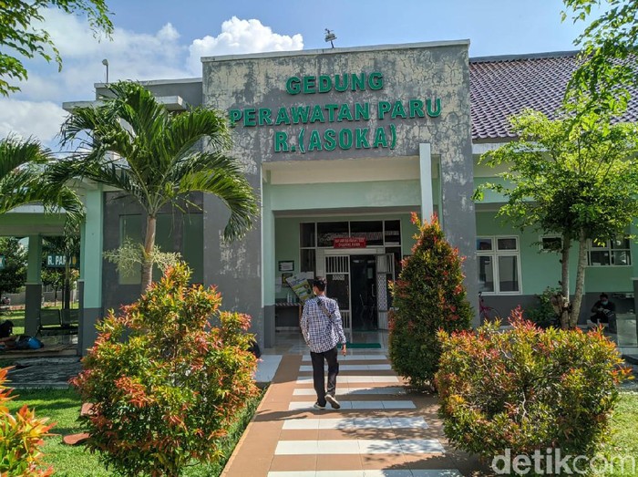Kasus COVID-19 terus naik di Ponorogo. Bed occupancy rate (BOR) atau tingkat keterisian bed RS rujukan COVID-19 di Bumi Reog mencapai 94,5 persen.
