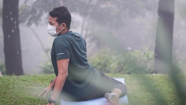 Sandiaga Lakukan Yoga sambil Menikmati Keindahan Candi Borobudur