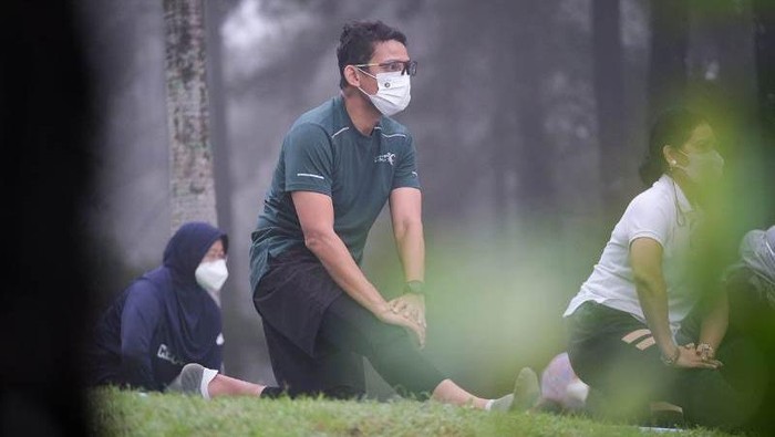 Sandiaga Lakukan Yoga sambil Menikmati Keindahan Candi Borobudur
