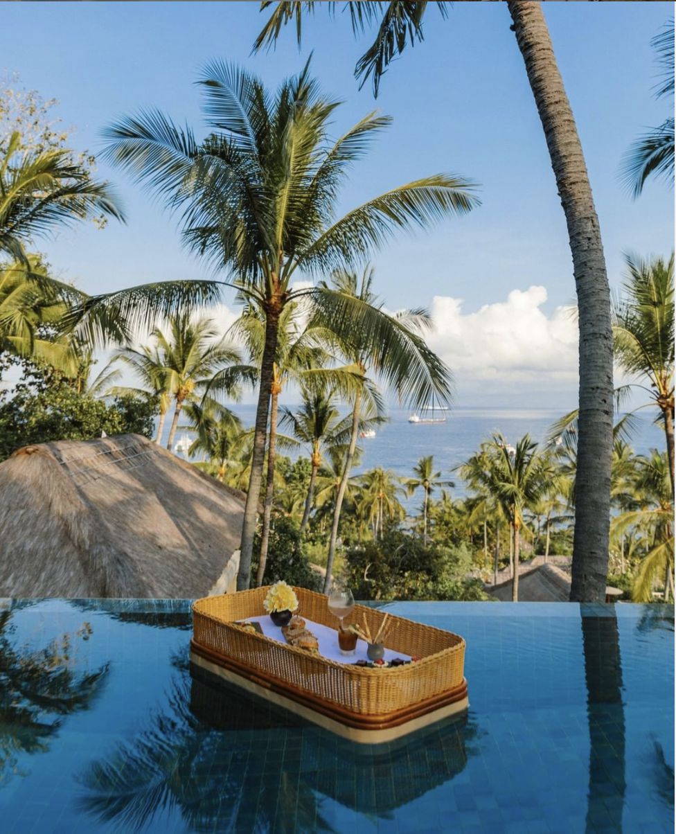 Sarapan terapung di resor Amankila Bali