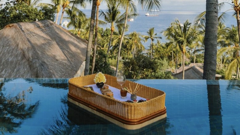 Sarapan terapung di resor Amankila Bali Sarapan terapung di resor Amankila Bali